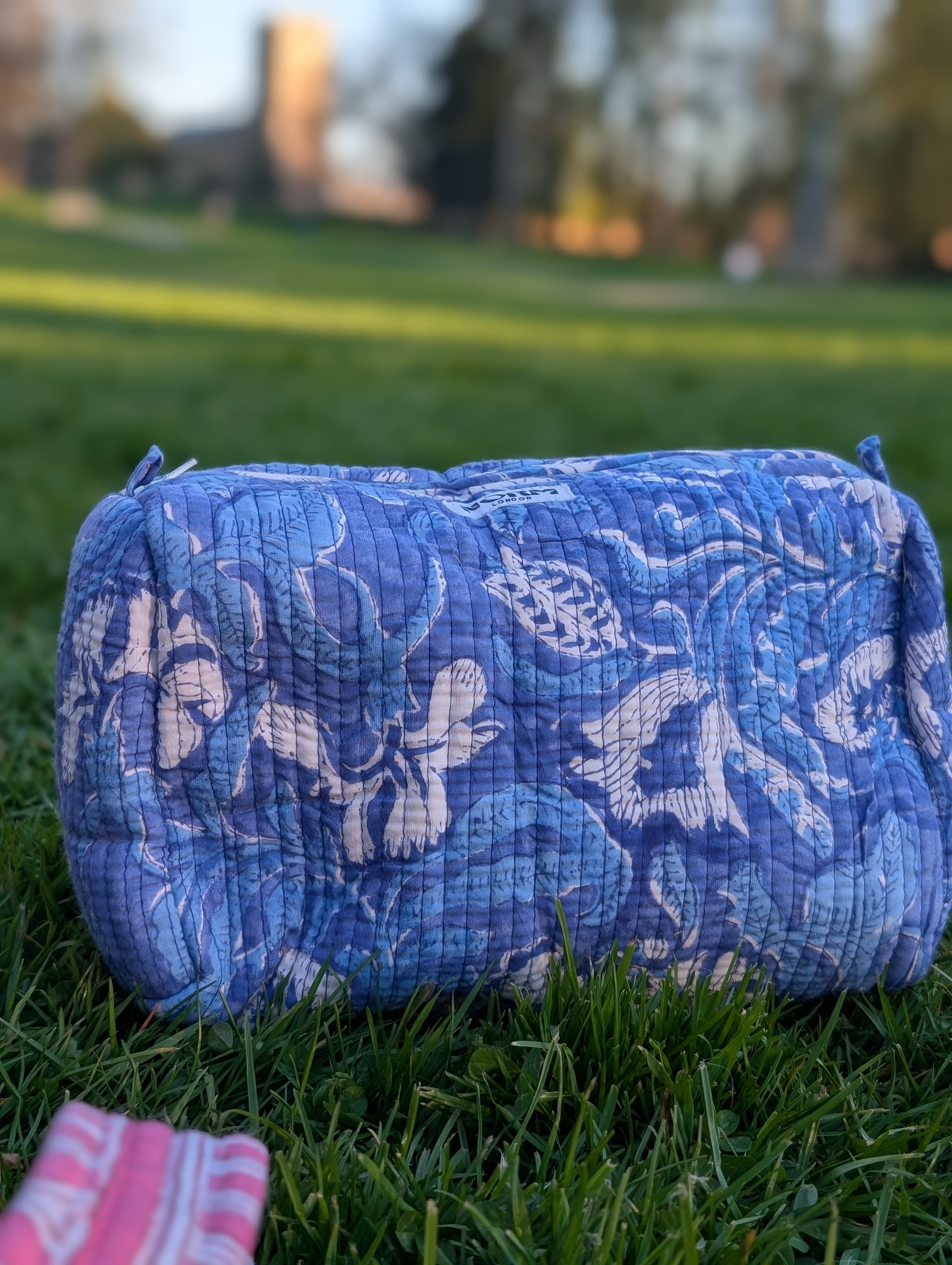 WATERPROOF MAKEUP BAG BLUE FLORAL
