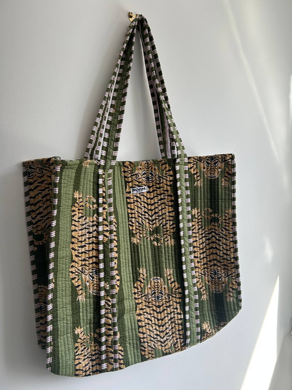 Green tiger Tote bag