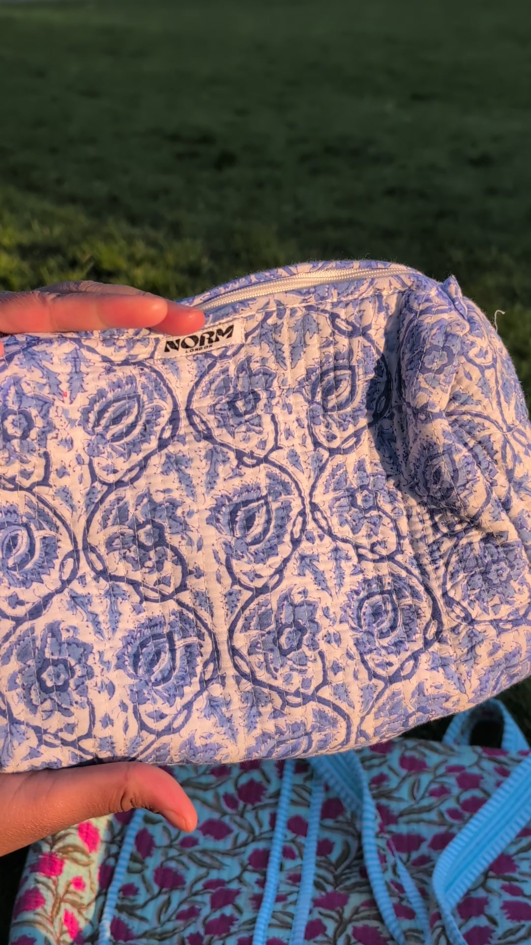 WATERPROOF MAKEUP BAG WHITE BLUE