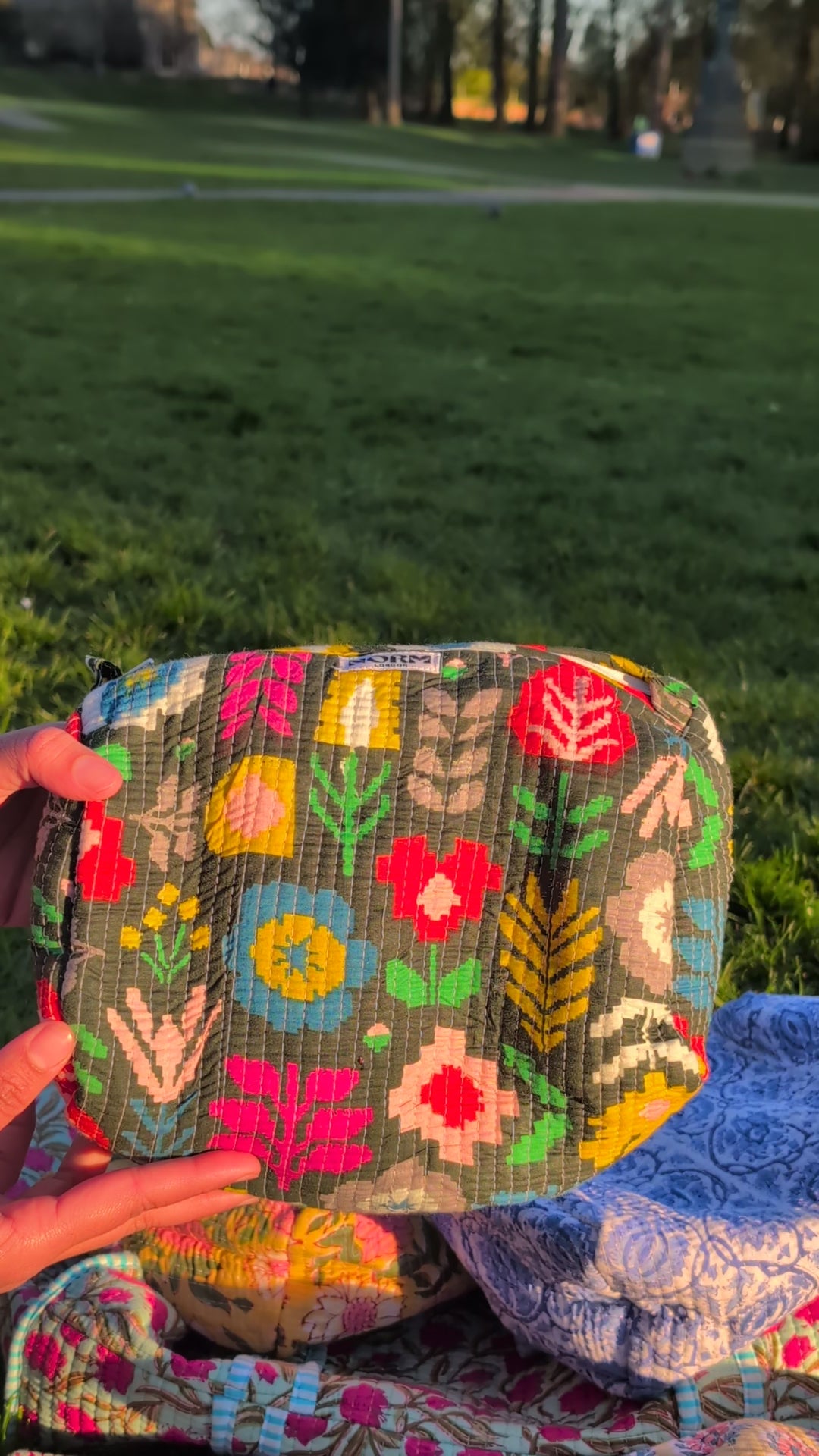 WATERPROOF MAKEUP BAG BLACK MAGIC