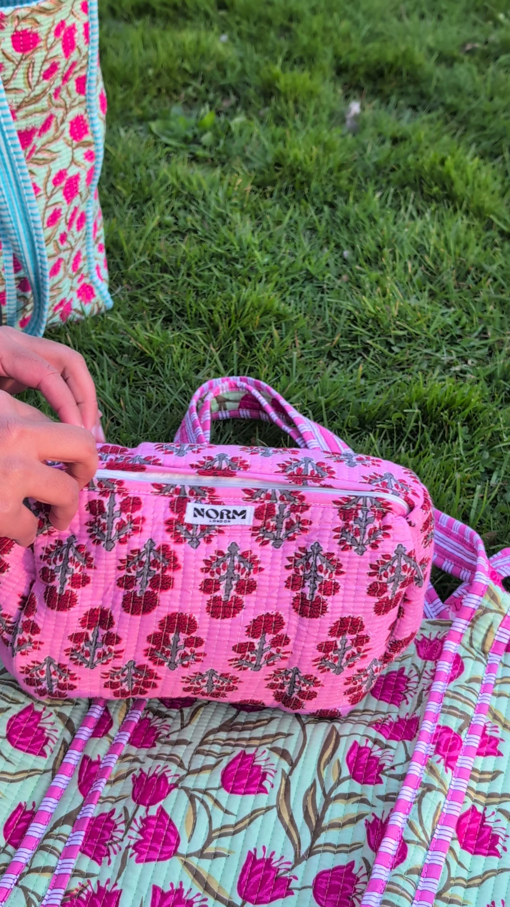 WATERPROOF MAKEUP BAG RED FLOWER